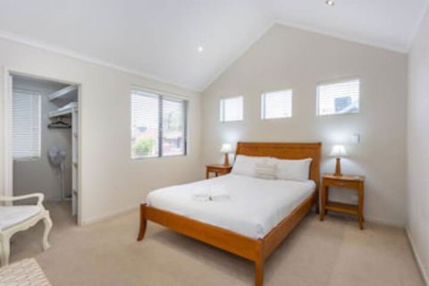 Coode Street Townhouse - Redcliffe Tourism 0