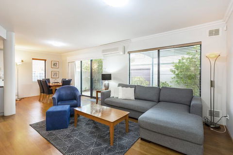 Coode Street Townhouse - Redcliffe Tourism 4