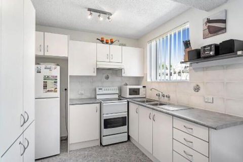 Sunset Court Unit 1 / 3 Resthaven Avenue - Redcliffe Tourism 6