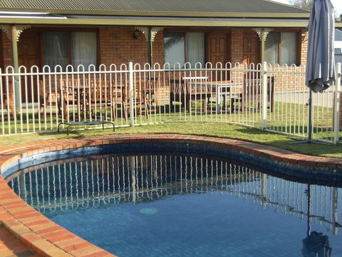 Regency Court Motel - Redcliffe Tourism 0