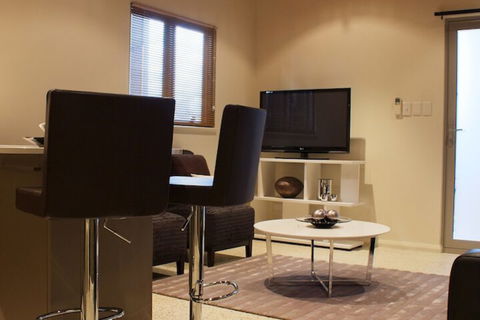 Mia Mia Executive Apartments - Redcliffe Tourism 3