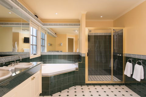 Country Club Villas - Redcliffe Tourism 3