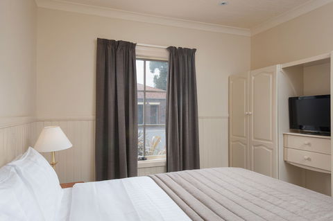 Country Club Villas - Redcliffe Tourism 4