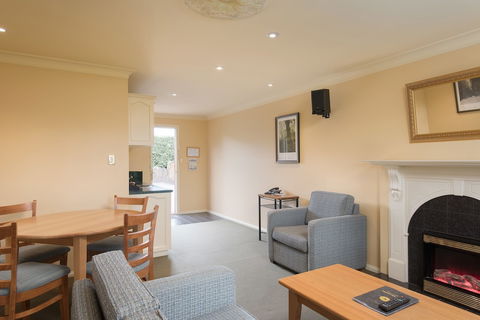 Country Club Villas - Redcliffe Tourism 5