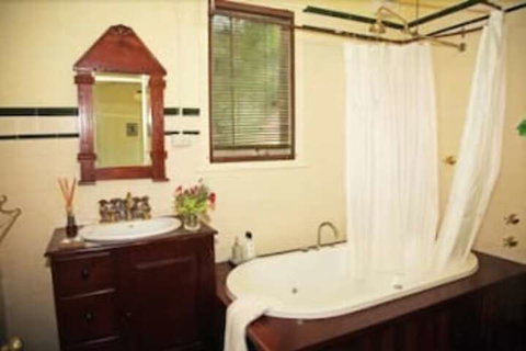Fawkes House Country Spa Retreat - Redcliffe Tourism 4