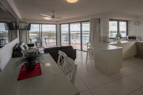 Centrepoint Holiday Apartments - Redcliffe Tourism 6