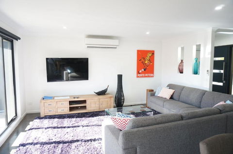 Bens Place Modern & Convenient - Redcliffe Tourism 6