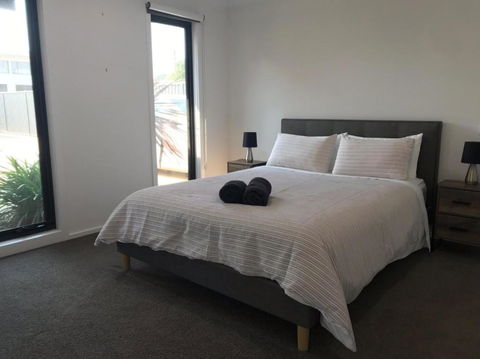 Bens Place Modern & Convenient - Redcliffe Tourism 5