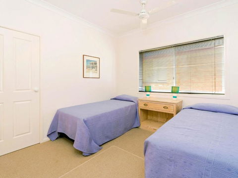 Avalon 4 Right Across The Road From Convent Beach Uninterrupted Views - Redcliffe Tourism 2