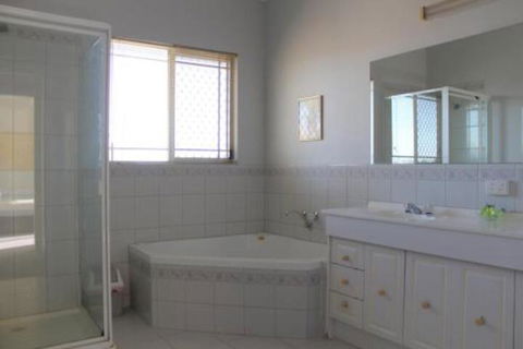 Golden Rivers Holiday Apartments - Redcliffe Tourism 2