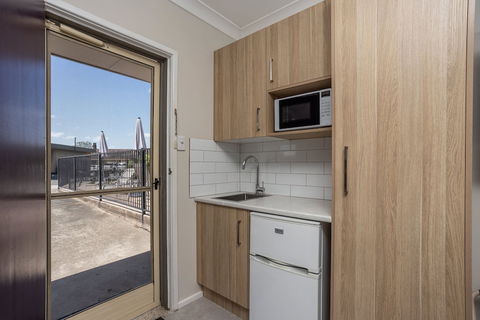 Wingham Motel - Redcliffe Tourism 6