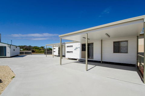 Rocks Retreat Cabin Dolphin - Redcliffe Tourism 2