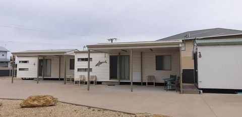 Rocks Retreat Cabin Dolphin - Redcliffe Tourism 3