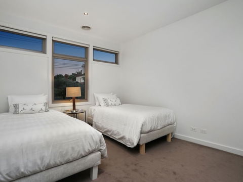 Kew Luxurious Townhouse - Redcliffe Tourism 3