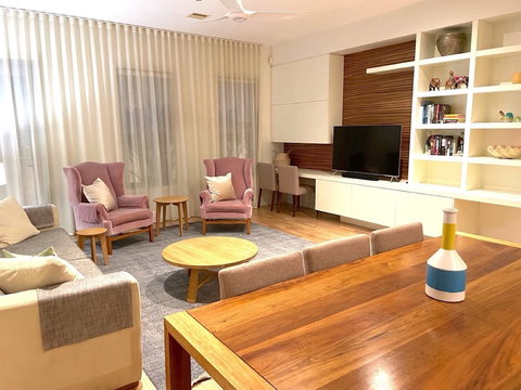 Kew Luxurious Townhouse - Redcliffe Tourism 6