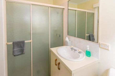 Cozy Family Holiday House - Redcliffe Tourism 4