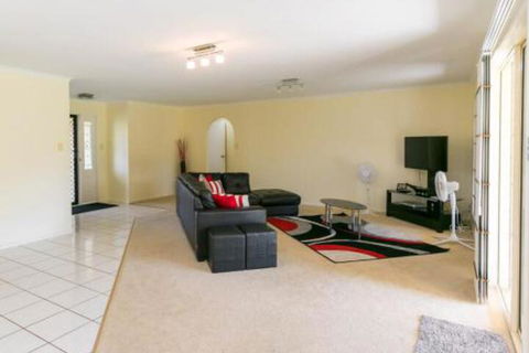 Cozy Family Holiday House - Redcliffe Tourism 3