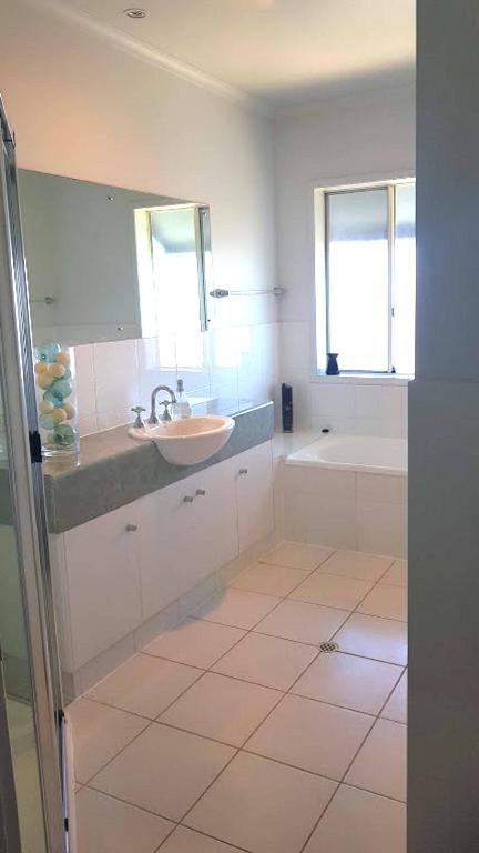 Island Waterfront Getaway WiFi - Redcliffe Tourism 4
