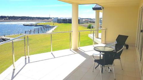 Island Waterfront Getaway WiFi - Redcliffe Tourism 5