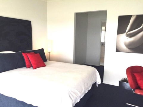 Island Waterfront Getaway WiFi - Redcliffe Tourism 3
