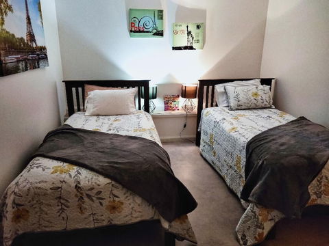 Wanderlust Cottage - Redcliffe Tourism 6