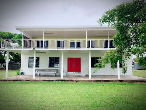 Holiday Rental Huge House With Beach Views - Redcliffe Tourism 3
