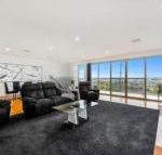 BENGALEE EXECUTIVE TOWNHOUSE MODERN  STYLISH - Redcliffe Tourism