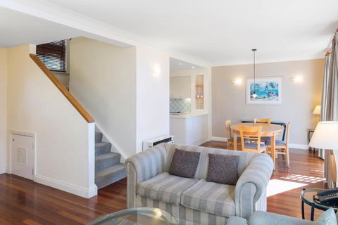 Apartments At 15 Thompsons - Redcliffe Tourism 4