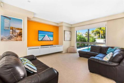 Elliston At Corporate Boardies. - Redcliffe Tourism 6