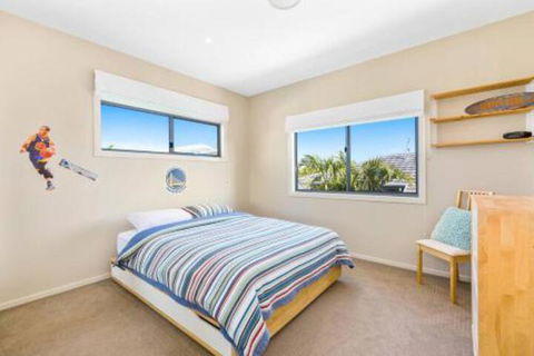 Elliston At Corporate Boardies. - Redcliffe Tourism 7
