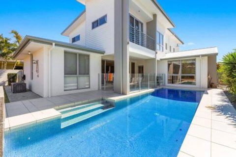 Elliston At Corporate Boardies. - Redcliffe Tourism 0