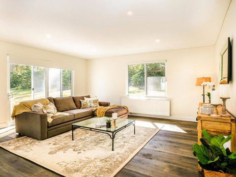 Amaroo Modern Luxurious & Chic - Redcliffe Tourism 5