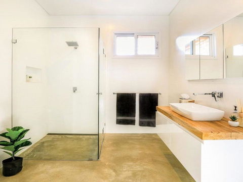 Amaroo Modern Luxurious & Chic - Redcliffe Tourism 3