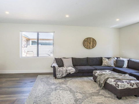 Amaroo Modern Luxurious & Chic - Redcliffe Tourism 4