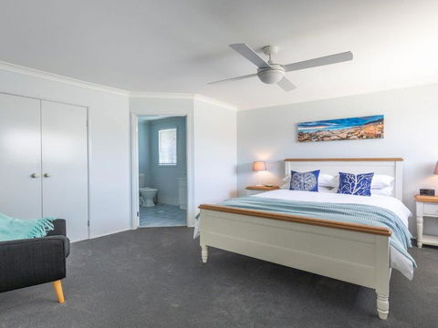 Azure Waters Perfectly Positioned With Ocean Views - Redcliffe Tourism 6