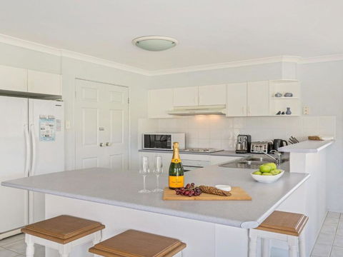 Azure Waters Perfectly Positioned With Ocean Views - Redcliffe Tourism 2