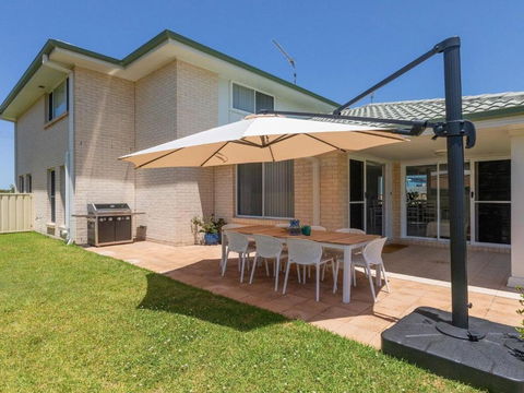 Azure Waters Perfectly Positioned With Ocean Views - Redcliffe Tourism 1