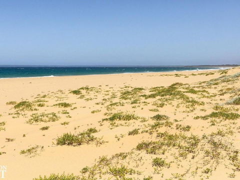 Azure Waters Perfectly Positioned With Ocean Views - Redcliffe Tourism 3