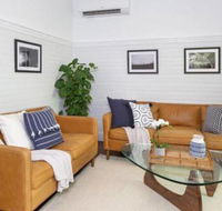 Ocean Mist Cottage across from pet friendly beach - Redcliffe Tourism