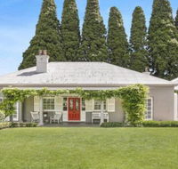 Nattai Lodge house  cottage in beautiful garden - Redcliffe Tourism
