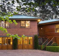Treetops elegant inviting designer cedar home - Redcliffe Tourism
