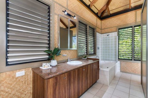 Absolute Beachfront - Redcliffe Tourism 7