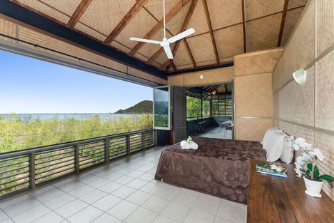 Absolute Beachfront - Redcliffe Tourism 3