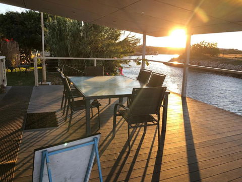 Carnarvon Beach Retreat - Redcliffe Tourism 4