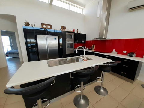 Carnarvon Beach Retreat - Redcliffe Tourism 3
