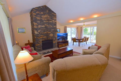 Rocky Mountain Cottage - Redcliffe Tourism 7