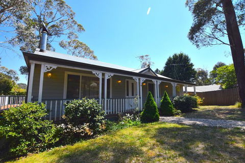 Rocky Mountain Cottage - Redcliffe Tourism 1