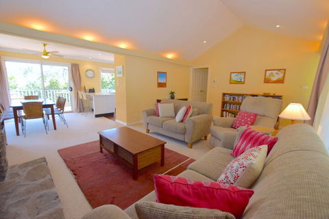 Rocky Mountain Cottage - Redcliffe Tourism 2