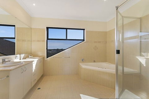 Castaways Beachside Family Retreat 44 Driftwood Drive - Redcliffe Tourism 3