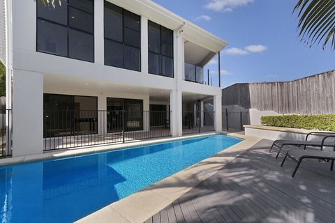 Castaways Beachside Family Retreat 44 Driftwood Drive - Redcliffe Tourism 1